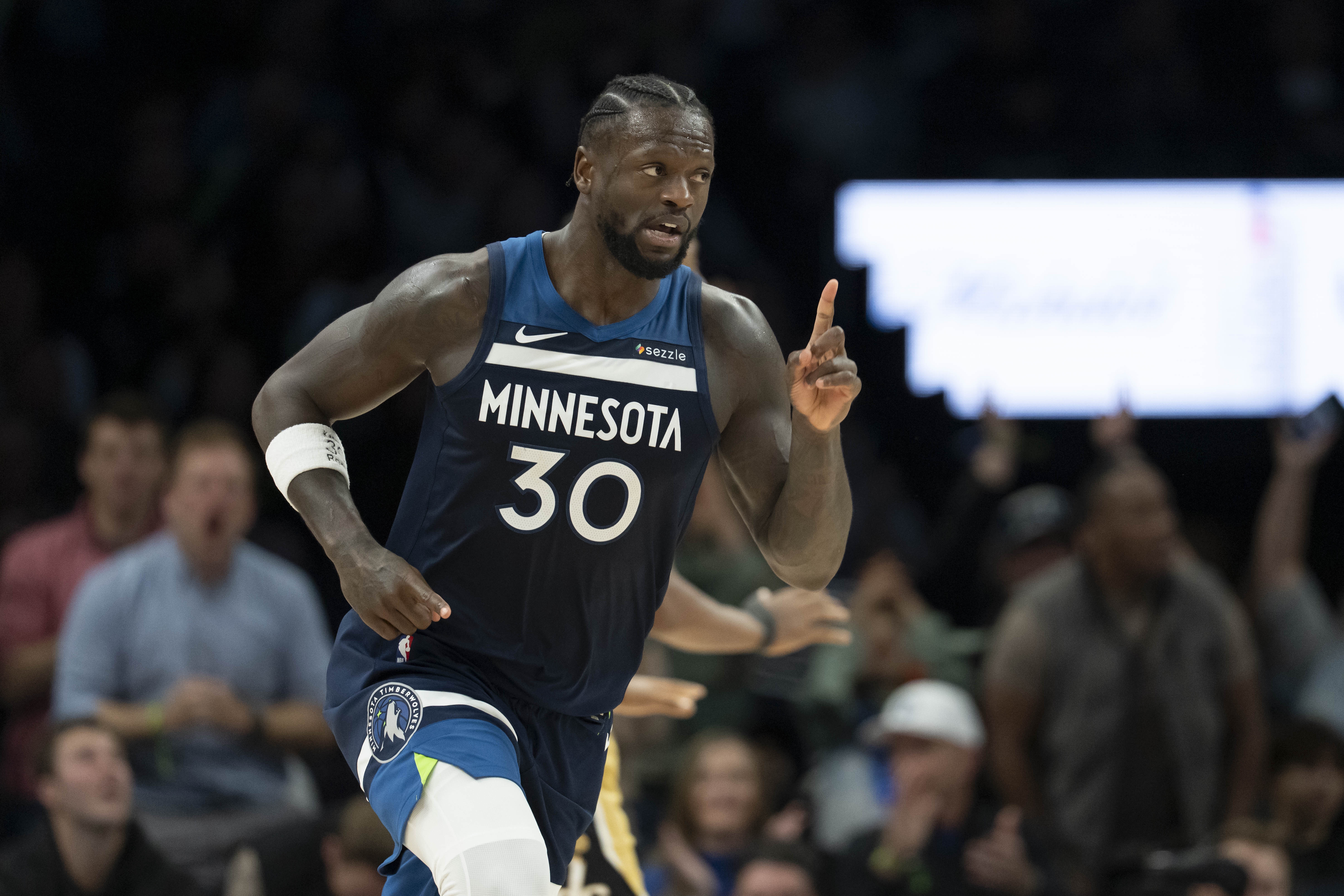 兰德尔高效24分零失误 森林狼30分优势击溃独行侠 兰德尔高效24分零失误 森林狼30分优势击溃独行侠