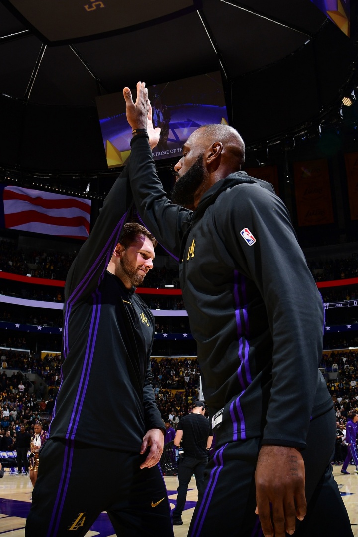 太阳负魔术送大礼 湖人提前锁定季后赛与分区冠军