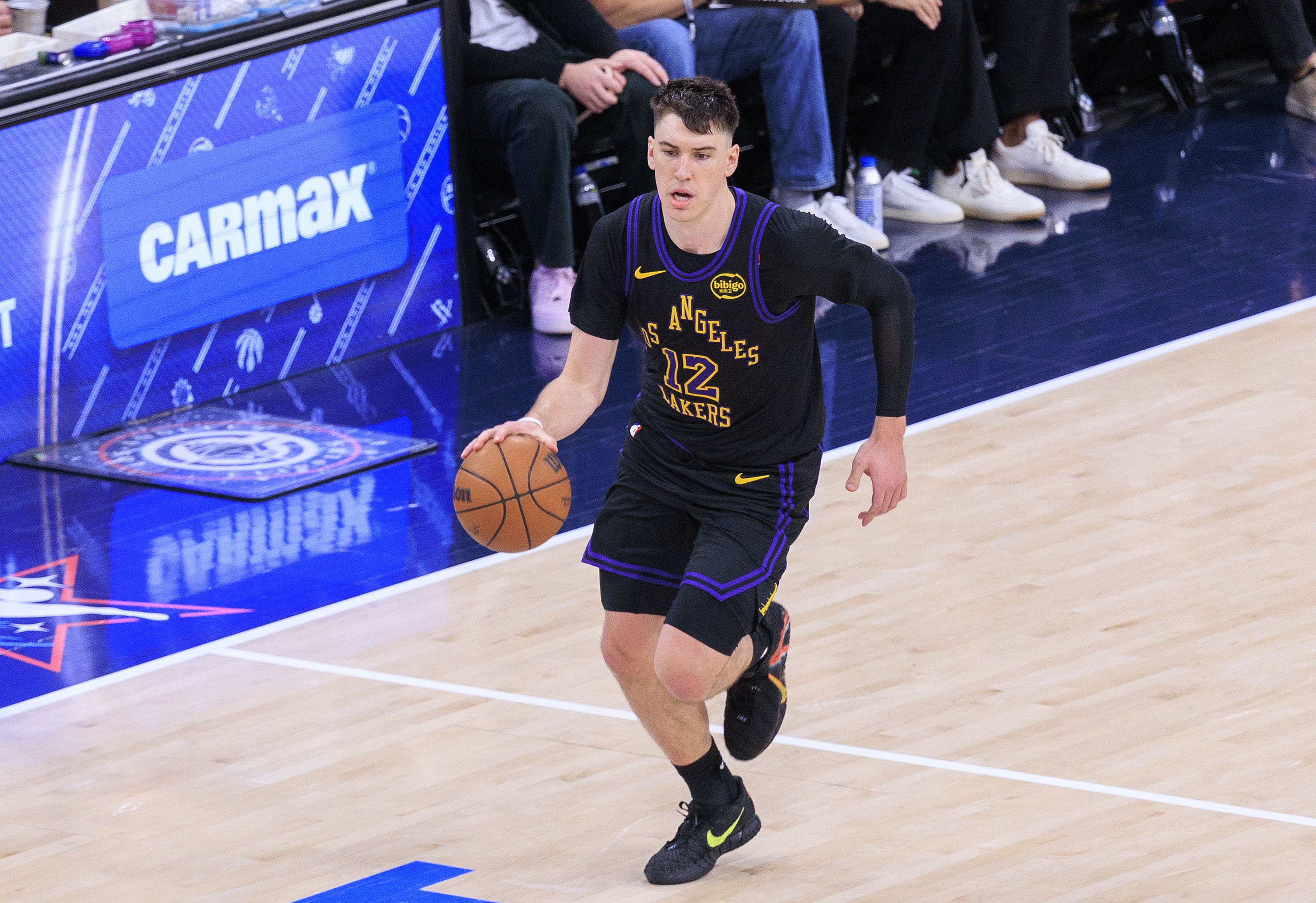 拉拉维亚半场高效输出 攻防两端压制骑士内线 拉拉维亚半场高效输出 攻防两端压制骑士内线