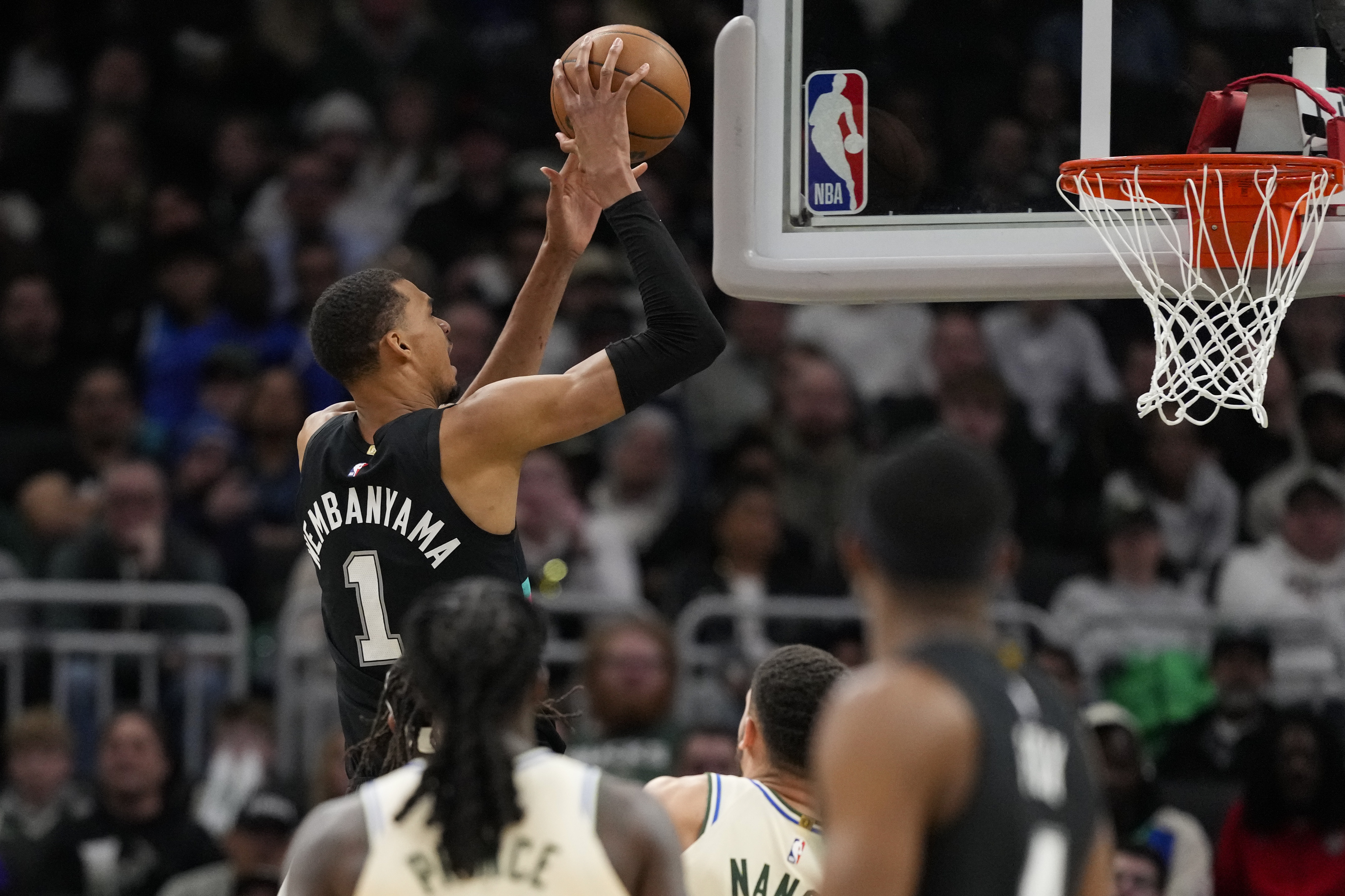 NBA战报：马刺九连胜延续 火箭三连胜巩固前六 掘金锁定季后赛席位