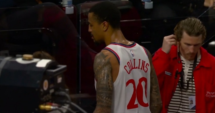 科林斯争抢篮板与洛佩斯相撞 膝盖受伤提前退场