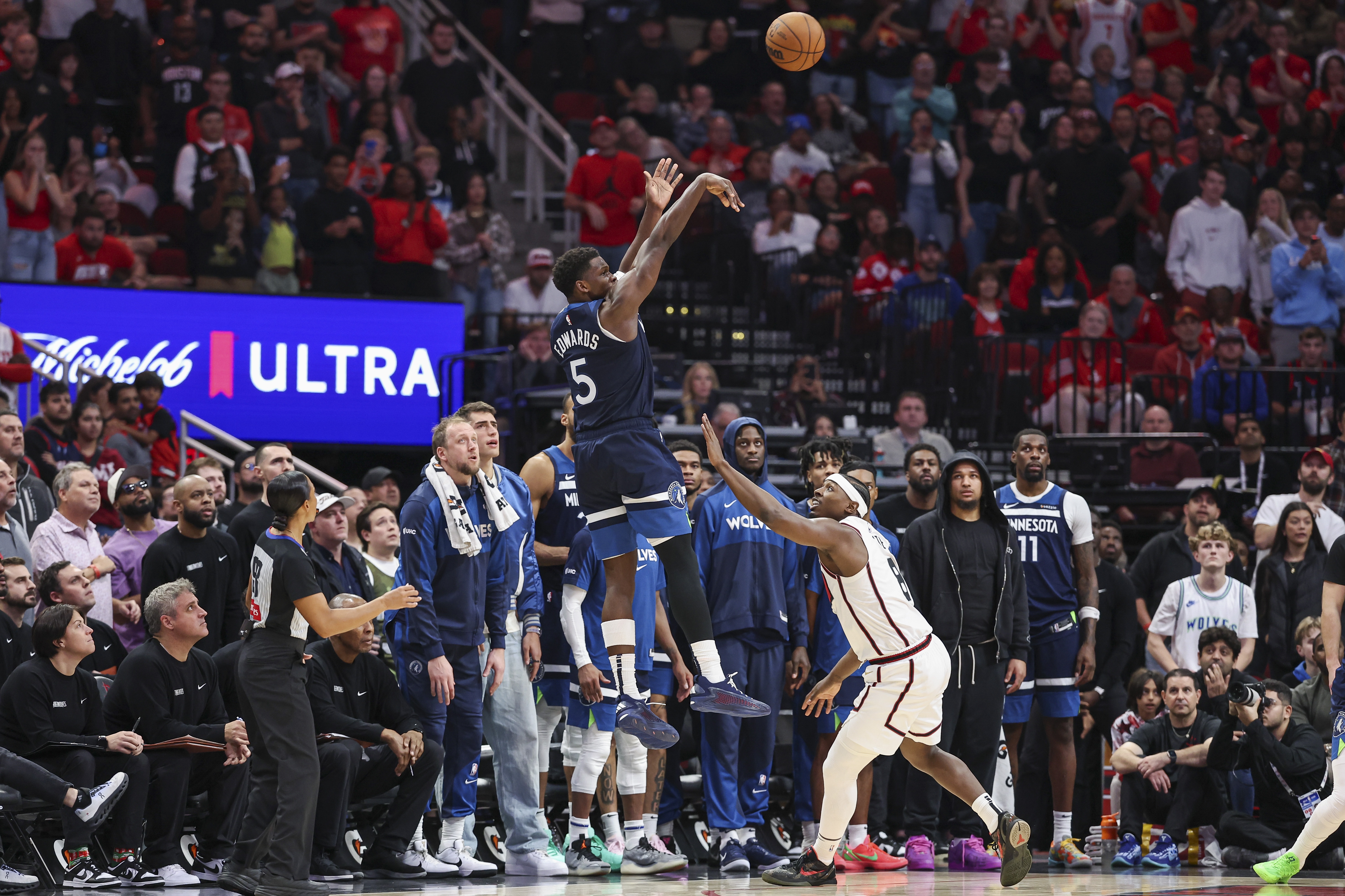 火箭冲前五仅存理论可能 剩余赛程需看湖人掘金脸色