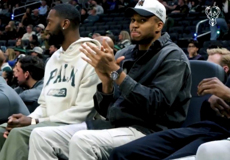 字母弟雄鹿首秀罚球得分 字母哥场边高喊已可退役