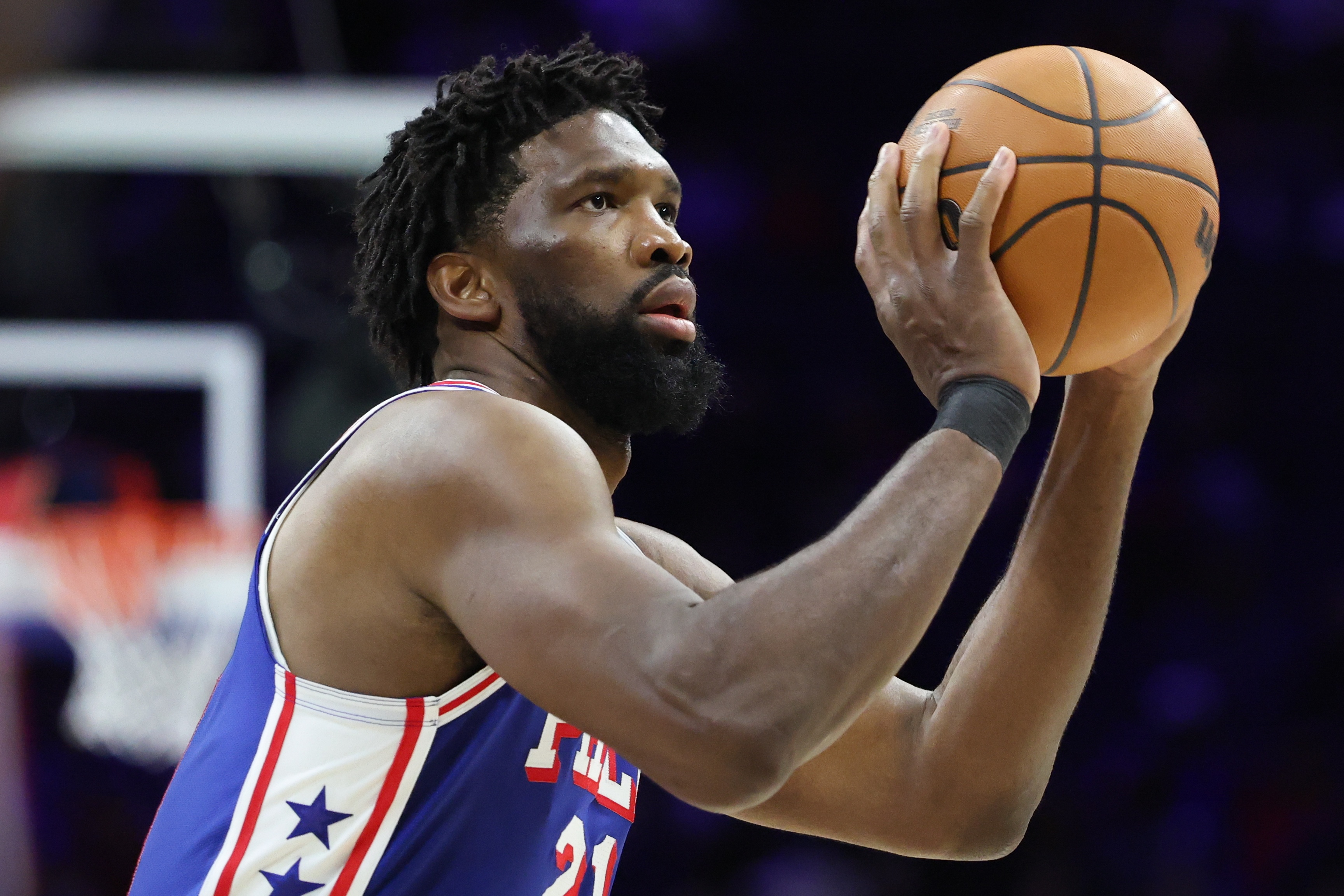 恩比德因病缺席华盛顿客场 76人内线轮换面临考验