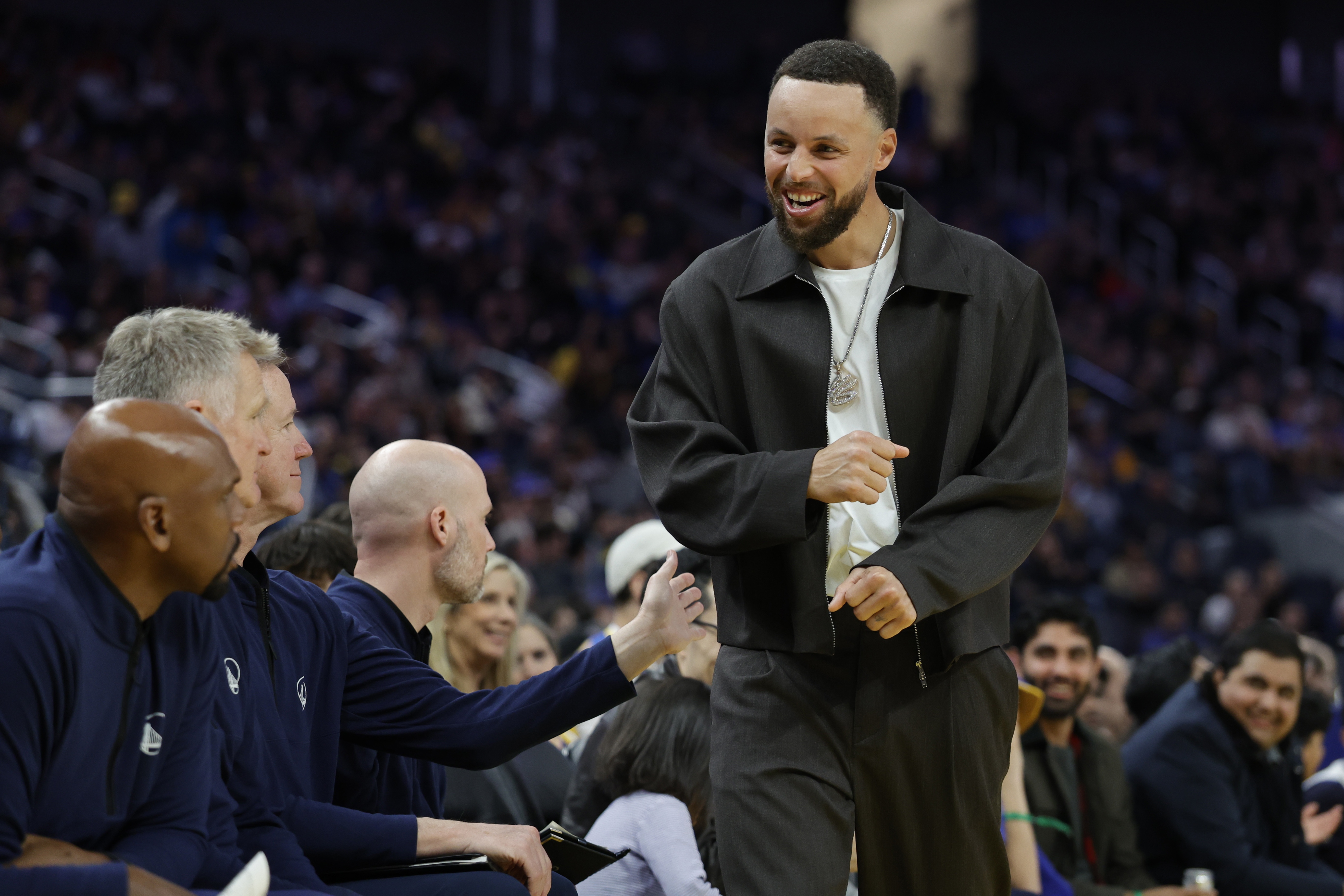 库里完成5对5对抗训练 右膝恢复进展良好本周末再评估