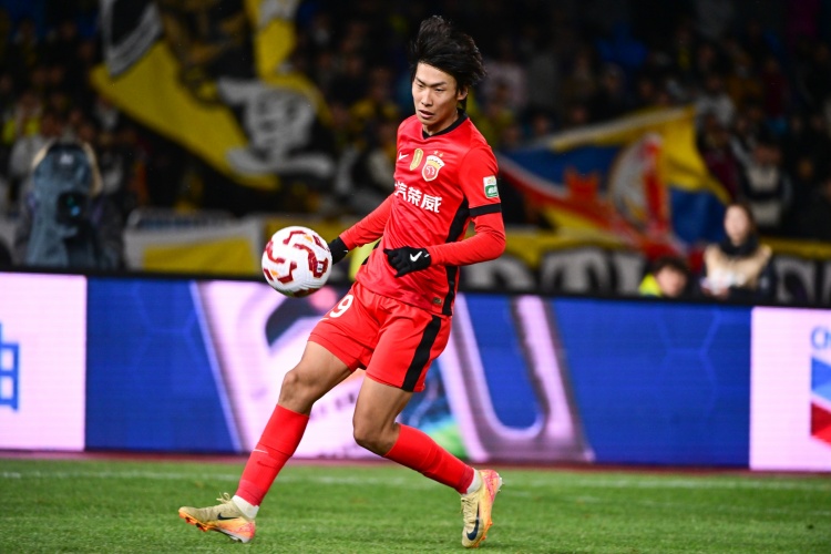 李新翔回应德甲传闻专注当下 复盘伤病与成长轨迹