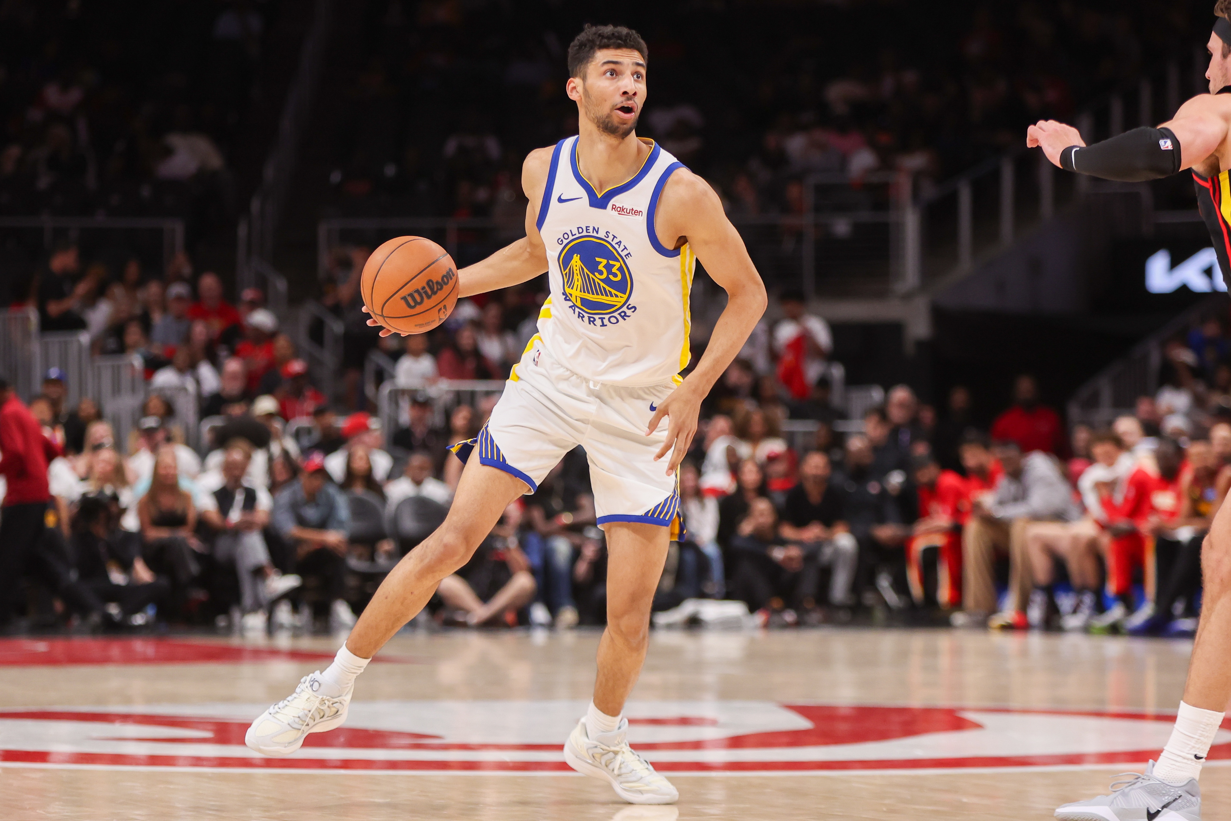 莱昂斯右手腕受伤坚持出战 末节左手罚球命中