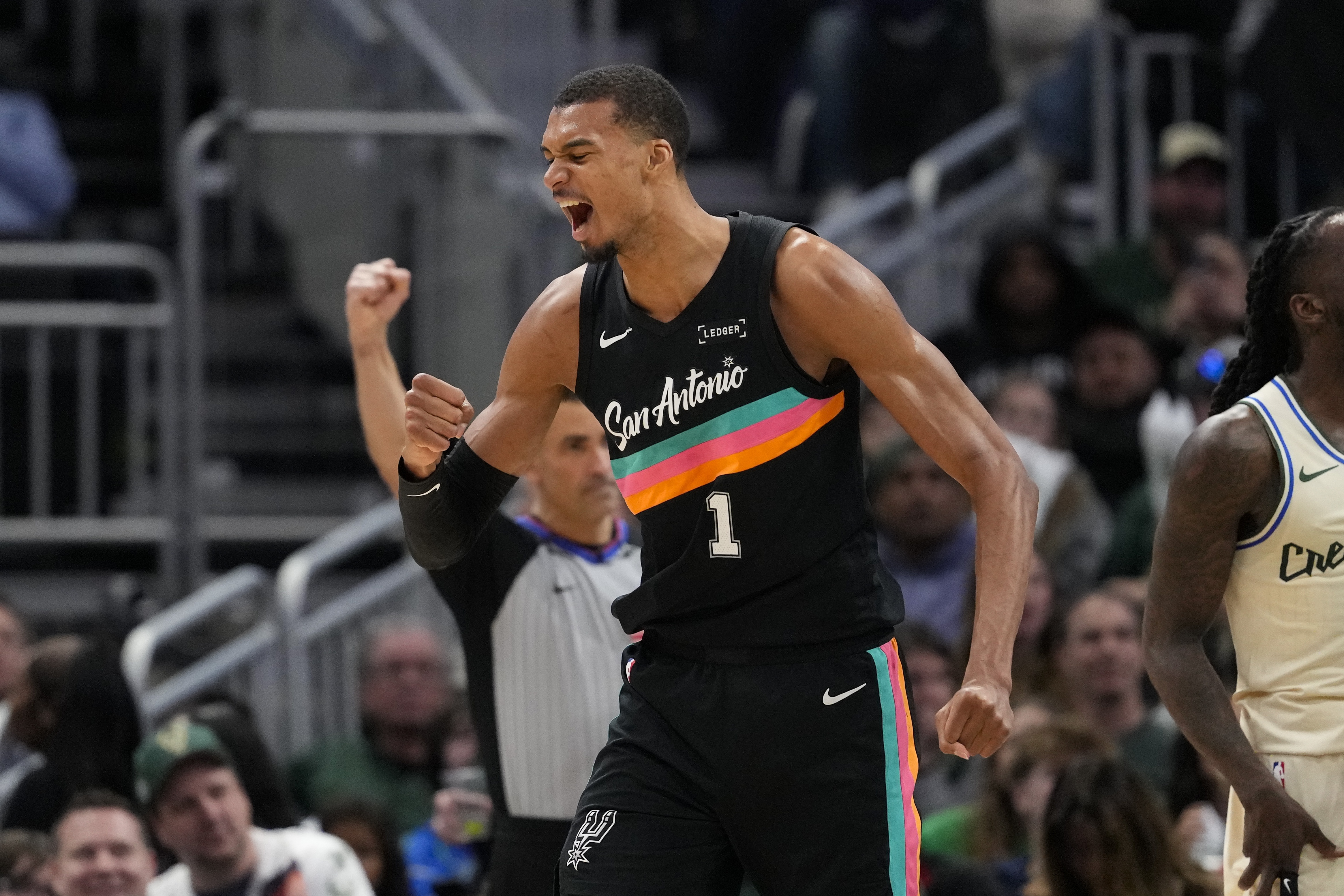 文班亚马41分18板0失误 赛后坦言对阵伤兵满营勇士心情复杂