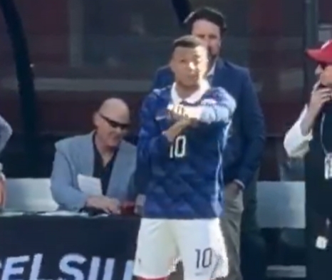 姆巴佩替补登场前指示队友取袖标 行为引发争议