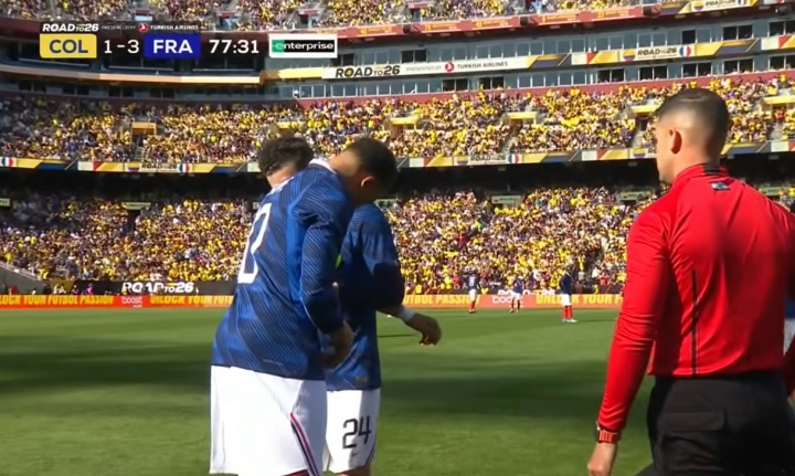 姆巴佩替补登场前指示队友取袖标 行为引发争议