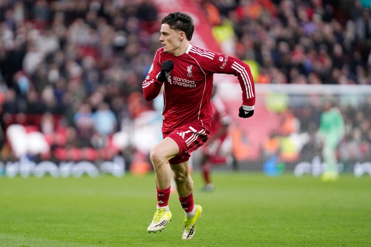 维尔茨训练间隙展示篮球准星 利物浦中场两记远投命中