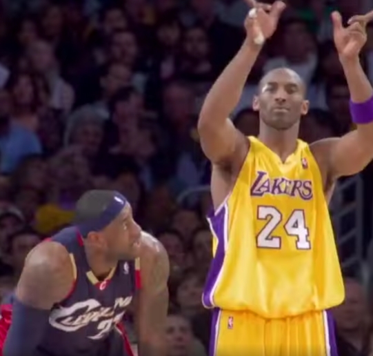 詹姆斯回忆科比经典单打模式 手势迷惑实为清空一侧