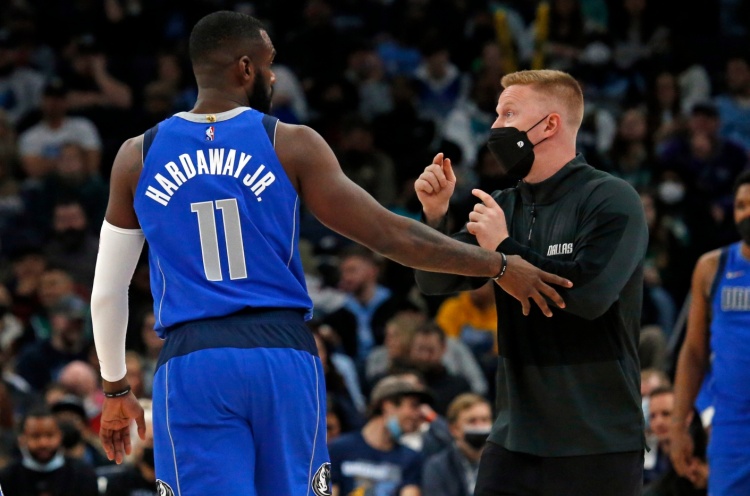 文班缺阵马刺11胜5负 防守体系升级与多持球点战术成关键