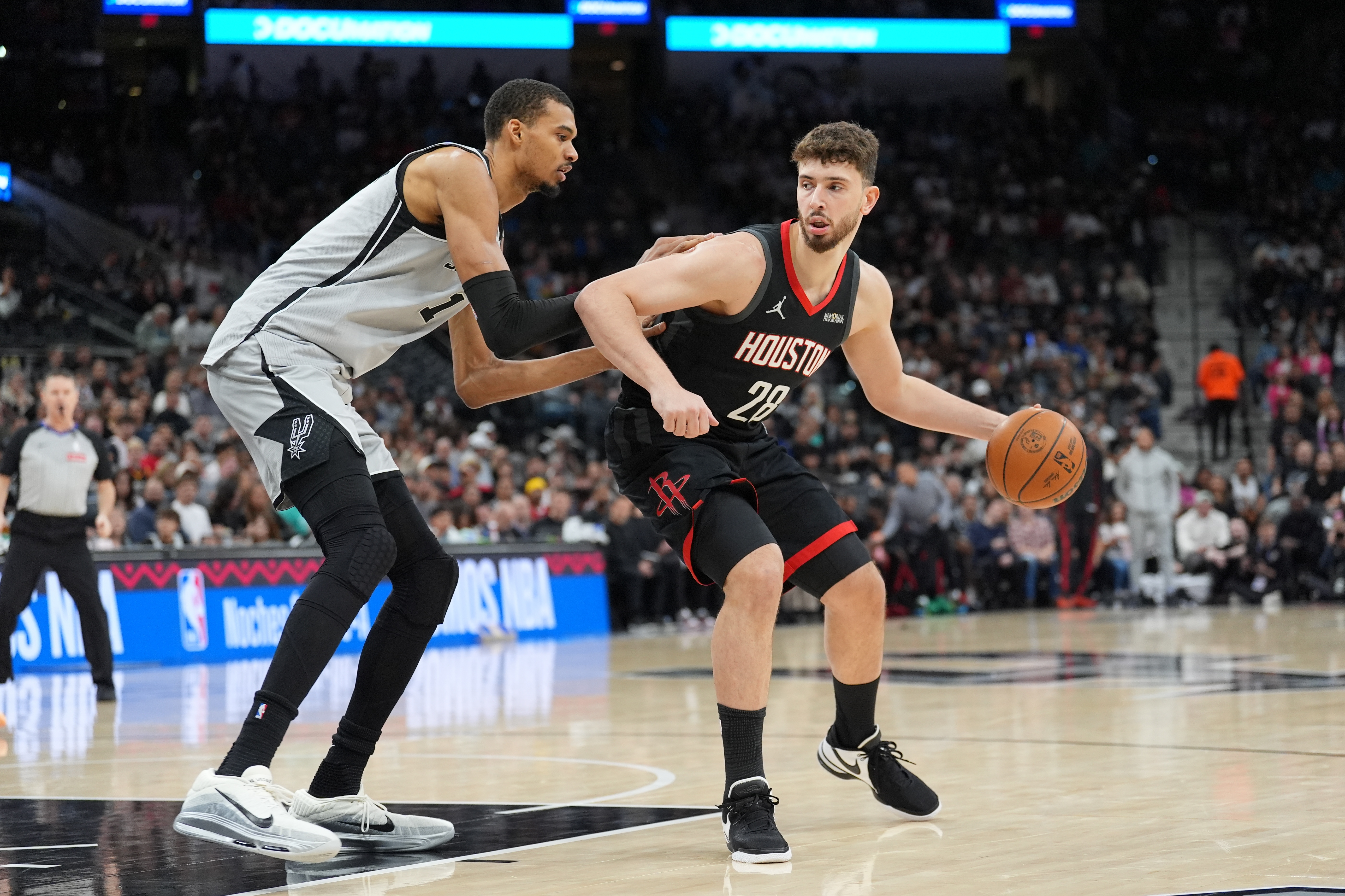 文班缺阵马刺11胜5负 防守体系升级与多持球点战术成关键