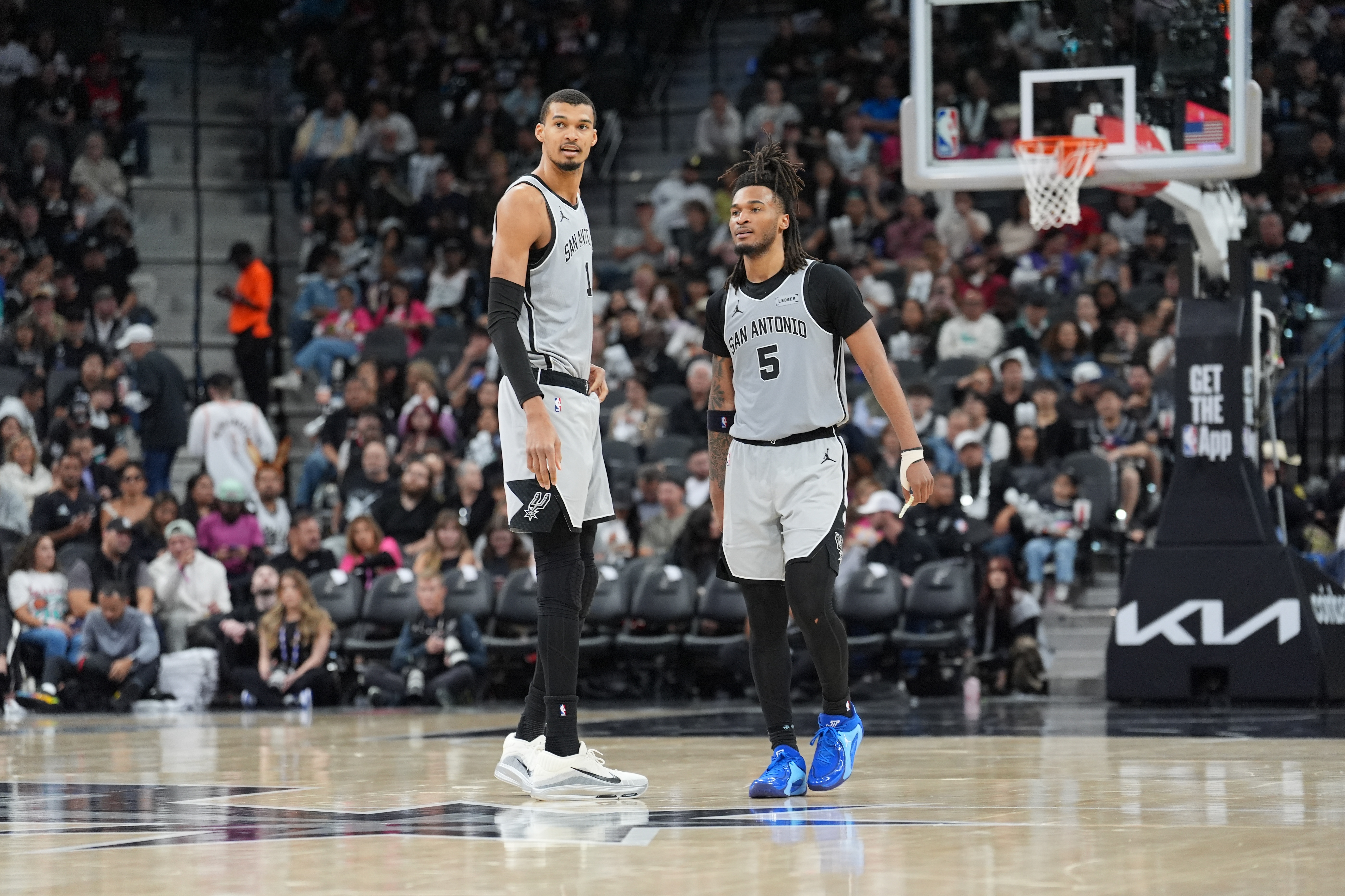 文班缺阵马刺11胜5负 防守体系升级与多持球点战术成关键