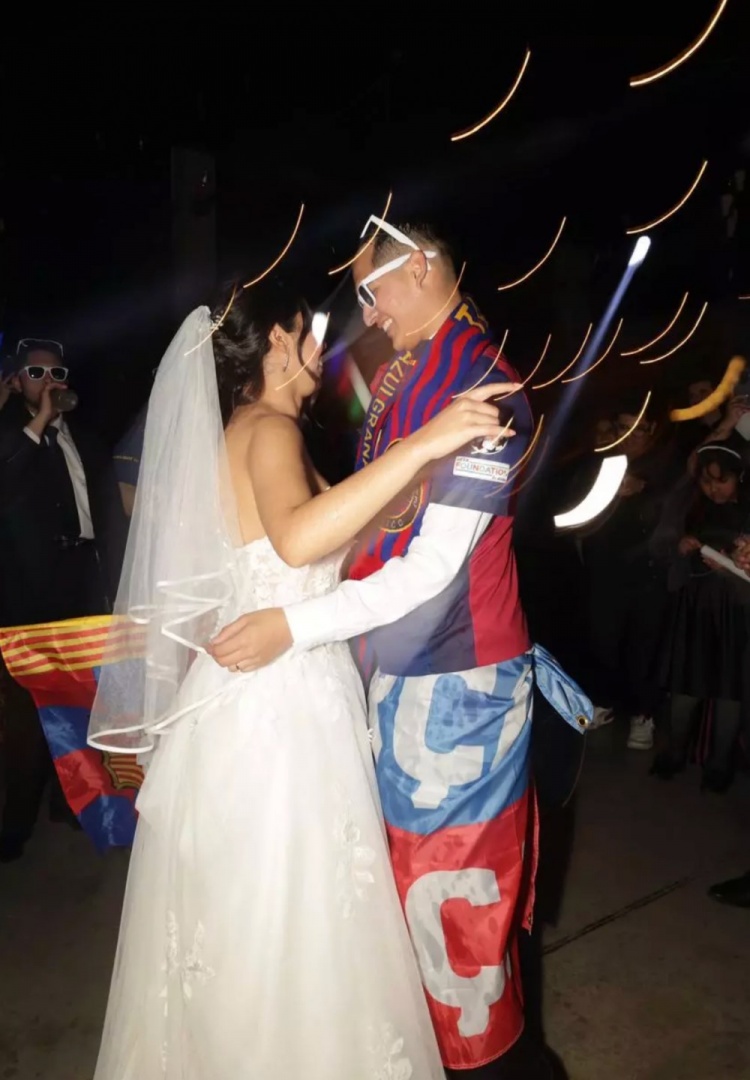 墨西哥巴萨铁杆大婚 全员反穿亚马尔球衣致敬