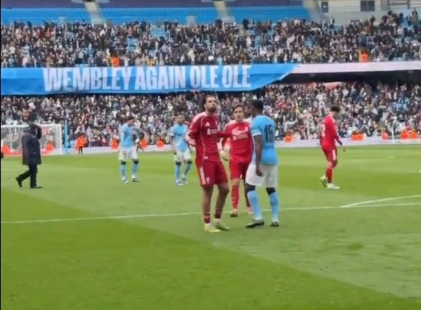 利物浦惨败后索博斯洛伊向远征球迷摊手 基耶萨介入平息风波