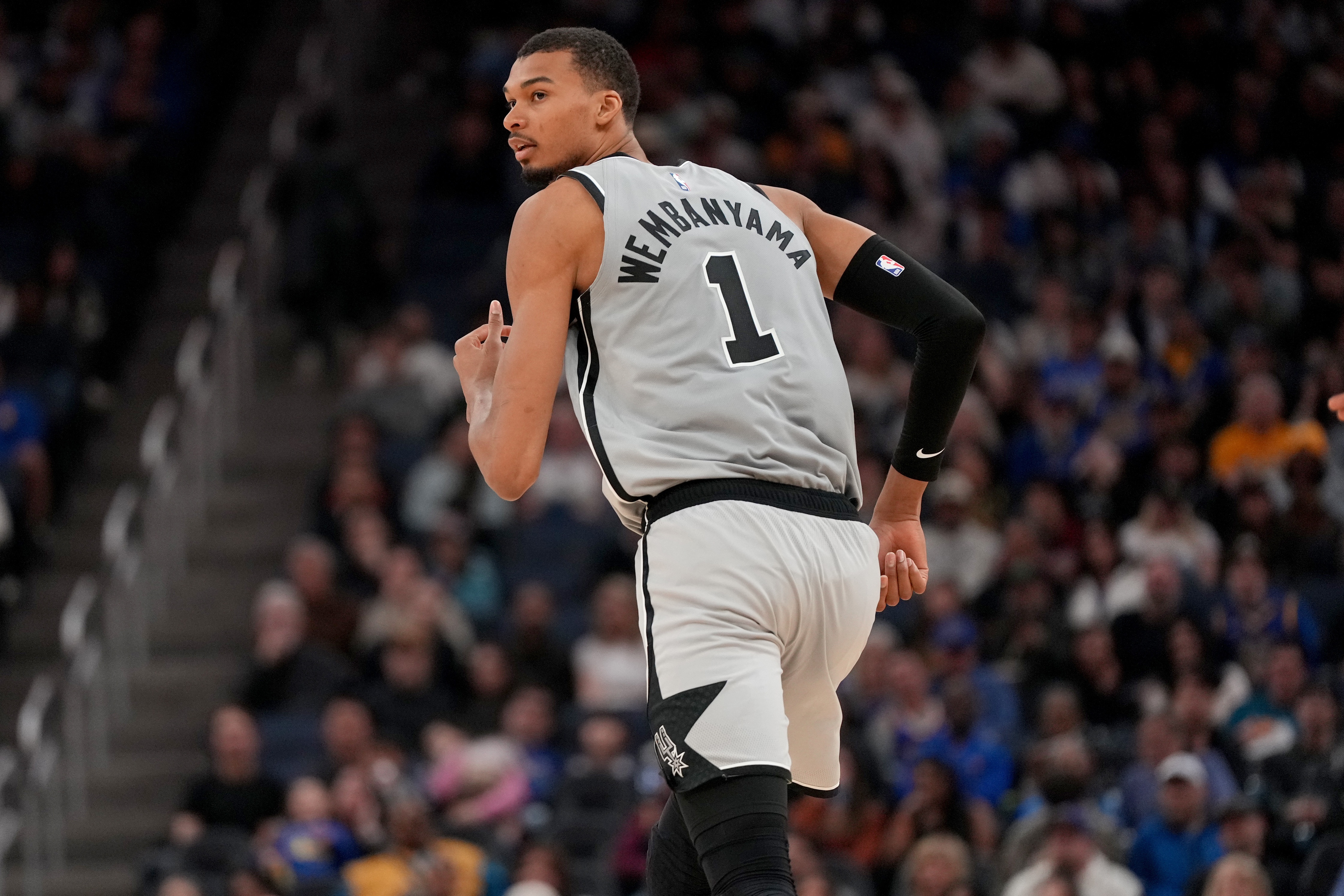 马刺客场30胜平队史纪录 剩余四战皆为主场