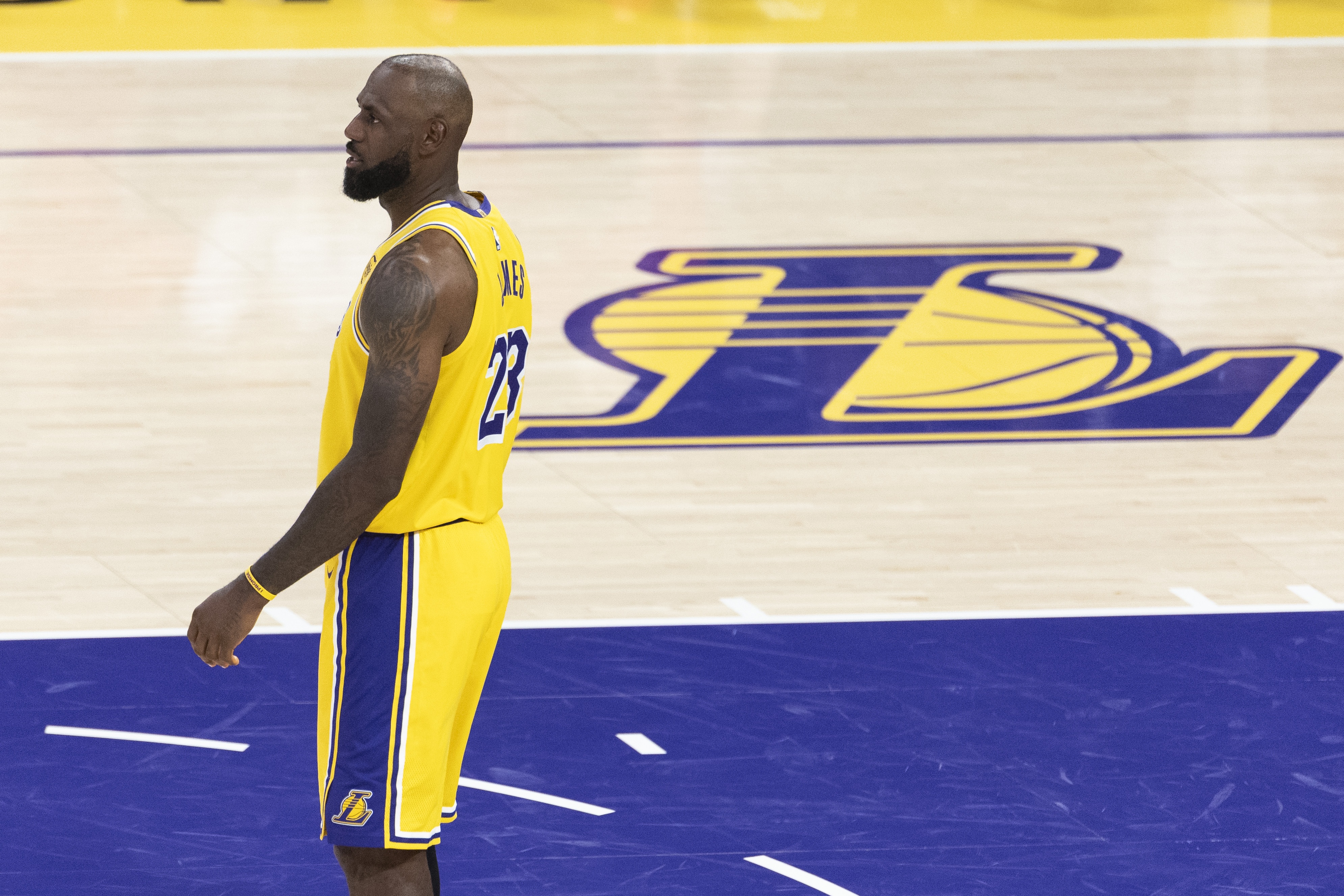 湖人变阵:肯纳德拉拉维亚入替首发 詹姆斯搭档艾顿