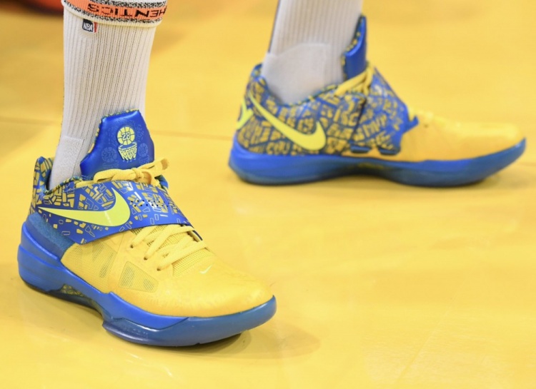 库里赛前热身上脚KD4 勇士主场迎战火箭 库里赛前热身上脚KD4 勇士主场迎战火箭