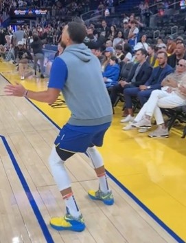 库里赛前热身上脚KD4 勇士主场迎战火箭 库里赛前热身上脚KD4 勇士主场迎战火箭