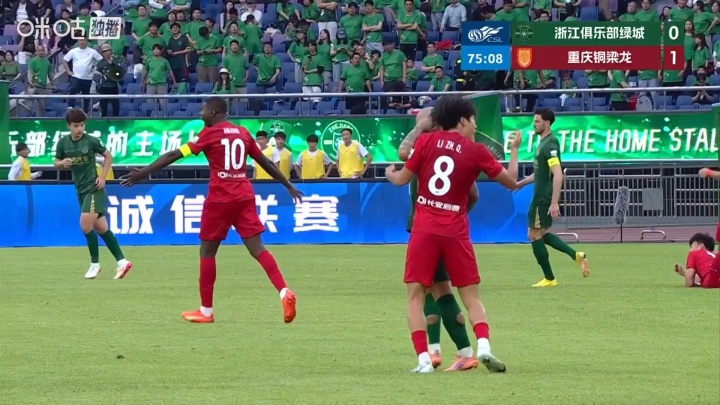 米特里策两度薅发终染红 VAR首度未介入引央视解说质疑 米特里策两度薅发终染红 VAR首度未介入引央视解说质疑