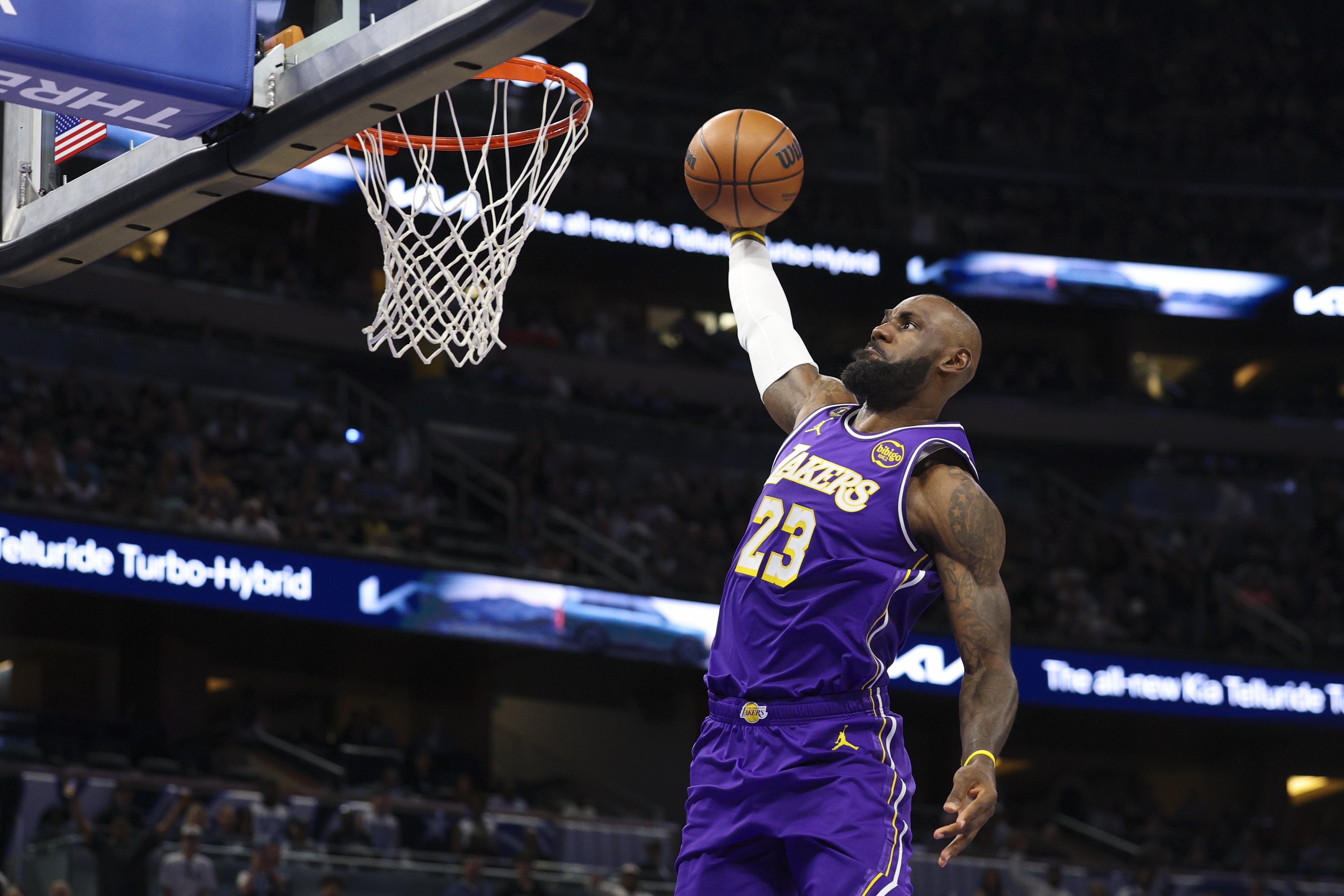 勒布朗·詹姆斯第23季扣篮数超新秀年 93次对91次 勒布朗·詹姆斯第23季扣篮数超新秀年 93次对91次