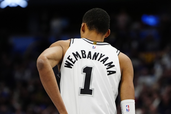 文班亚马左肋挫伤提前退赛 剩余三场需一战超20分钟锁定评奖资格