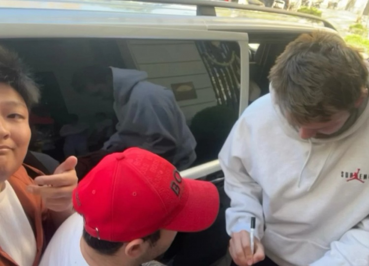 东契奇现身马德里接受注射治疗 球迷街头偶遇获签名