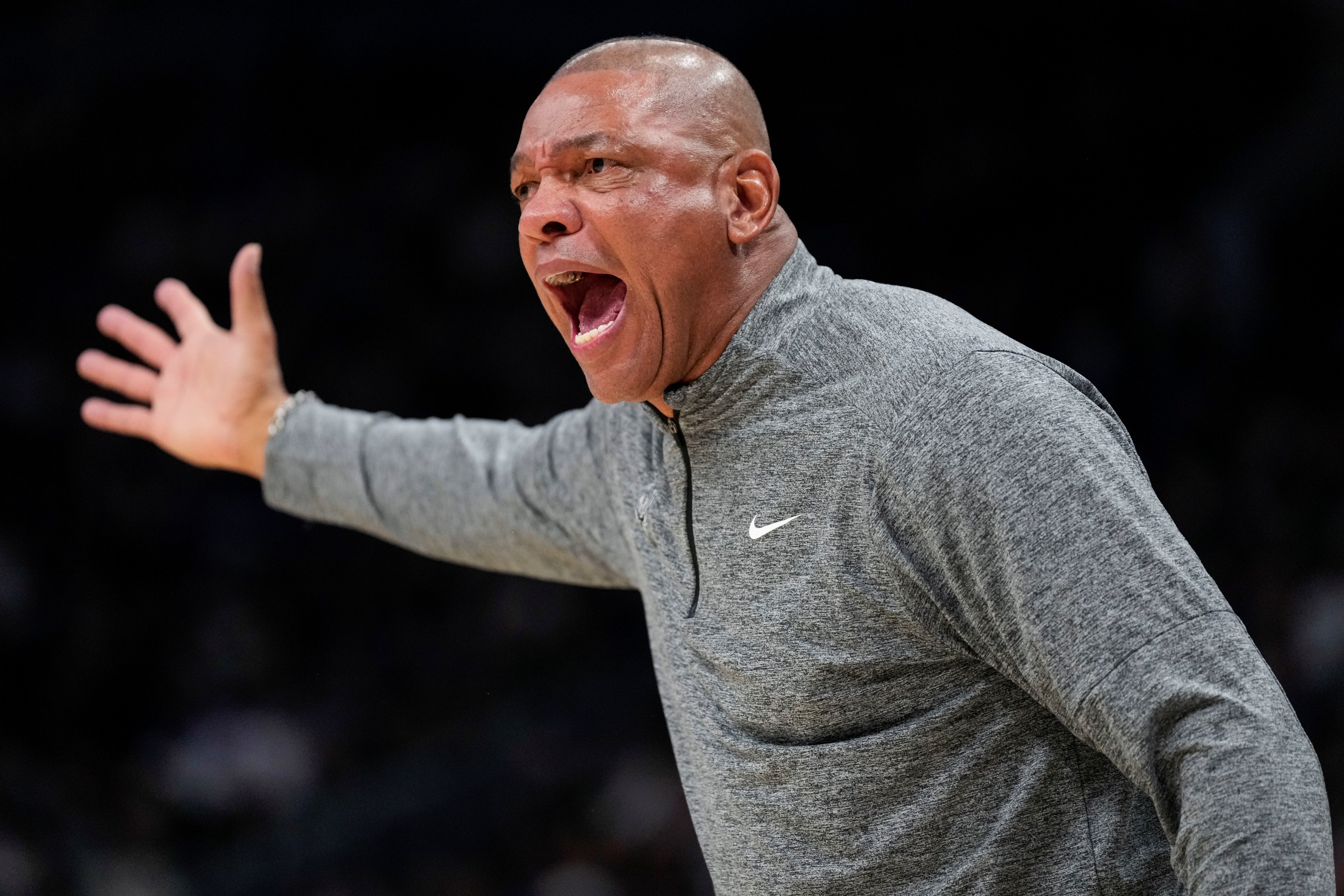 雄鹿更衣室风波细节曝光 里弗斯训话引球员自发会议 库兹马劝队友别听教练的