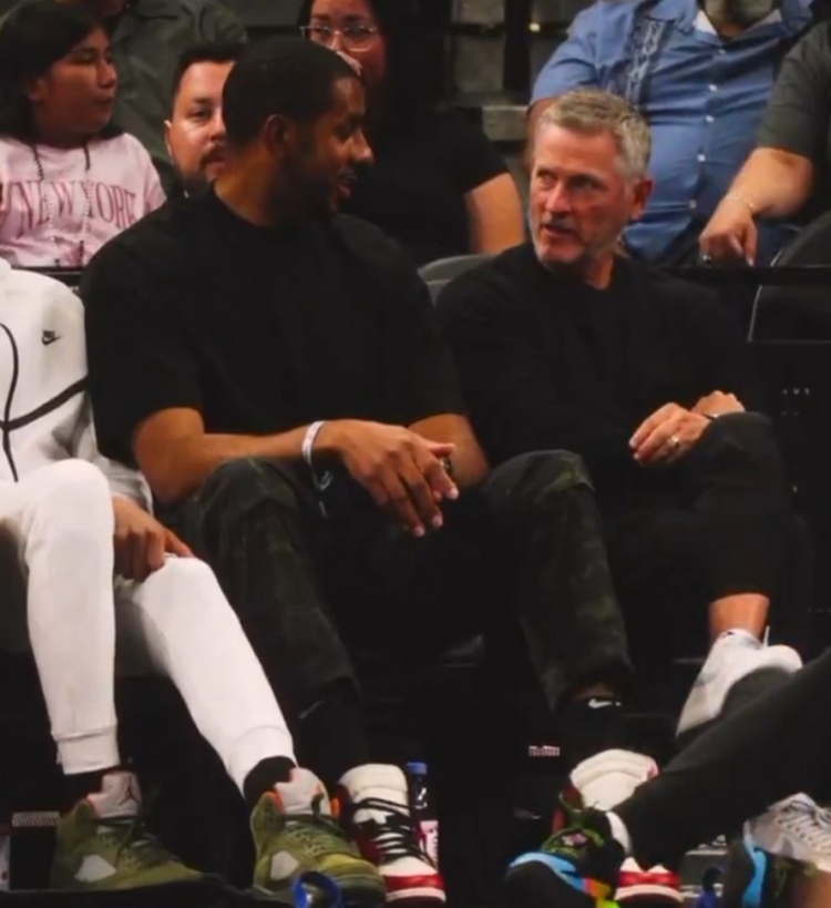 阿德现身马刺主场观战 与开拓者新老板邓顿并肩交谈 阿德现身马刺主场观战 与开拓者新老板邓顿并肩交谈