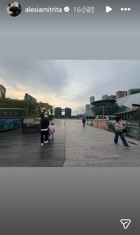 米特里策遭追加停赛4场 处罚期内携子逛街画面曝光