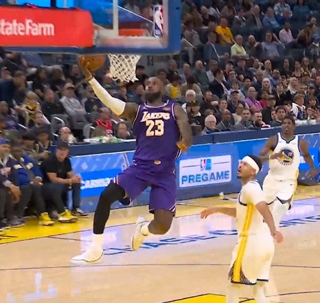 詹姆斯连续反击主导进攻波 湖人半场建立15分优势 詹姆斯连续反击主导进攻波 湖人半场建立15分优势