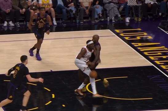 詹姆斯关键切球被吹犯规 湖人挑战成功改判