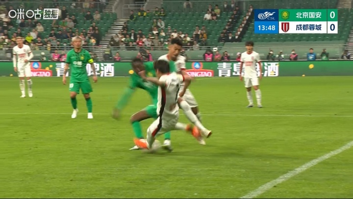 韦世豪被侵犯未获哨 报复性铲抢染黄情绪激动