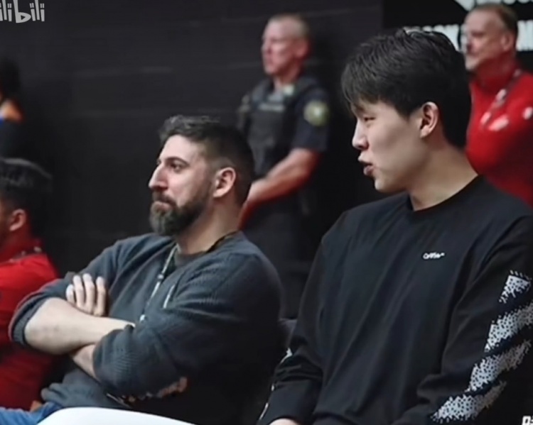 杨瀚森纪录片披露与开拓者高层对话 自述控卫倾向与失误困扰