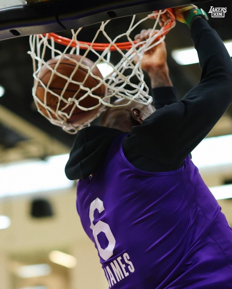 湖人备战首轮G1 詹姆斯训练状态引关注