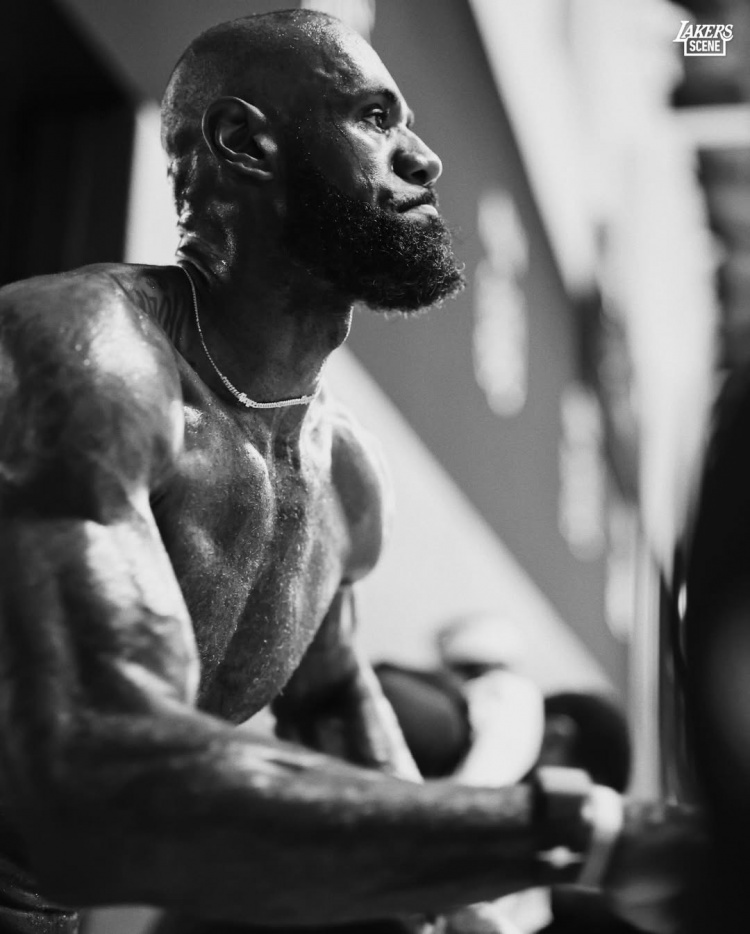 湖人备战首轮G1 詹姆斯训练状态引关注