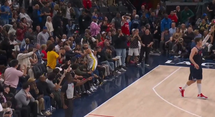 库里三分倒地遭快船球迷推搡 双方赛后碰拳致意