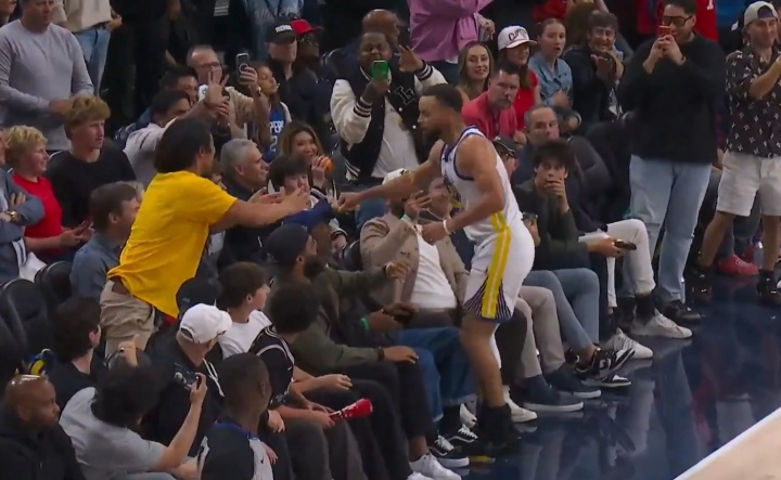 库里三分倒地遭快船球迷推搡 双方赛后碰拳致意