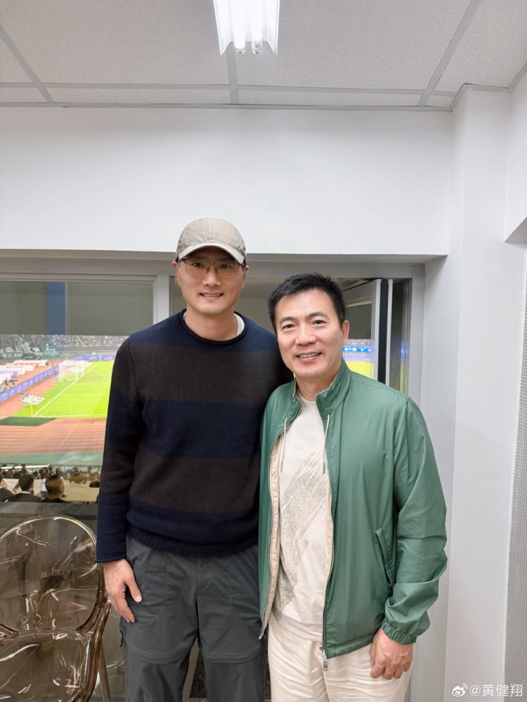黄健翔黄龙偶遇邵佳一 国足主帅周末奔波考察球员