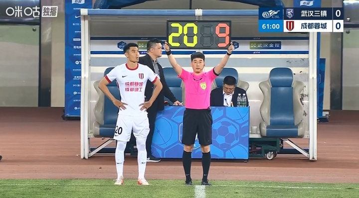 蓉城第61分钟调整锋线 王子铭替下费利佩