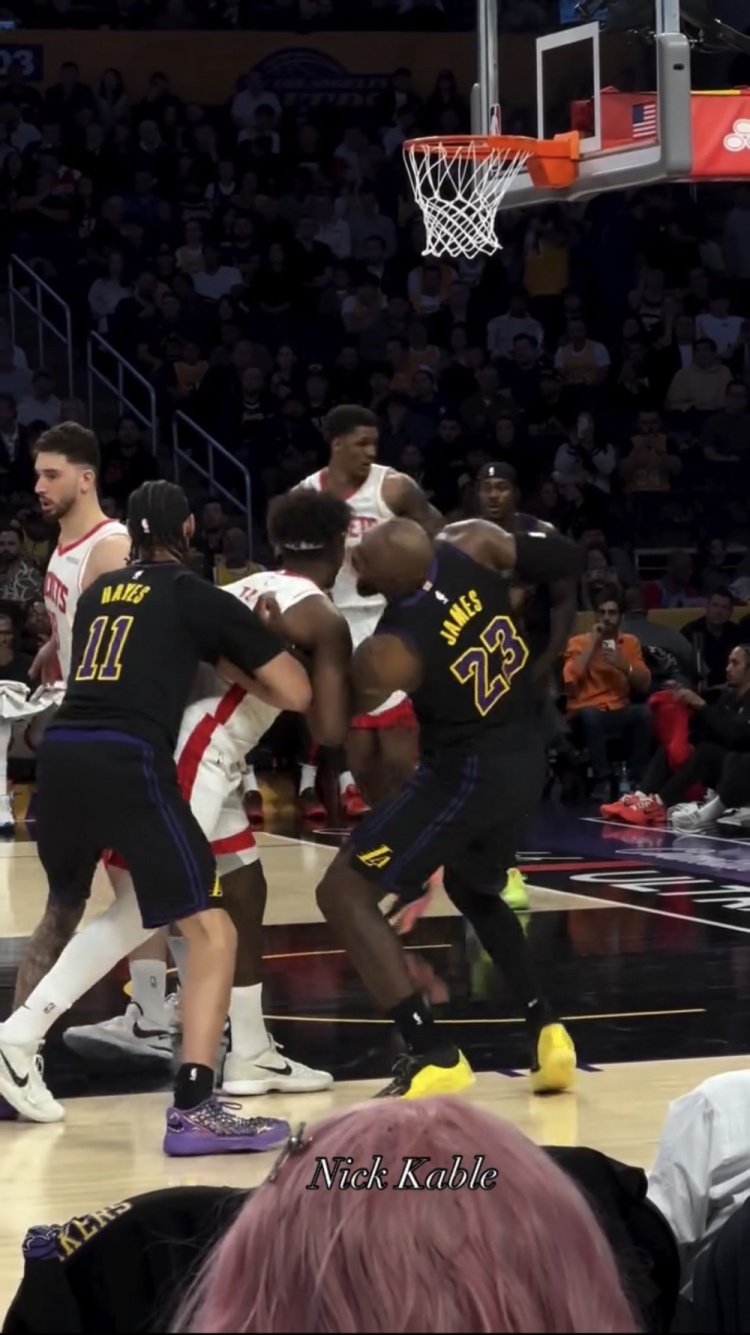 詹姆斯遭泰特夹臂后弧顶干拔三分命中