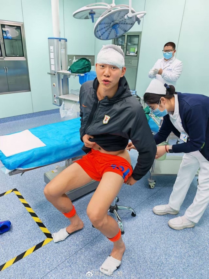 10分钟两次被干下场，泰山小将彭逸翔晒伤口：吃了一肘