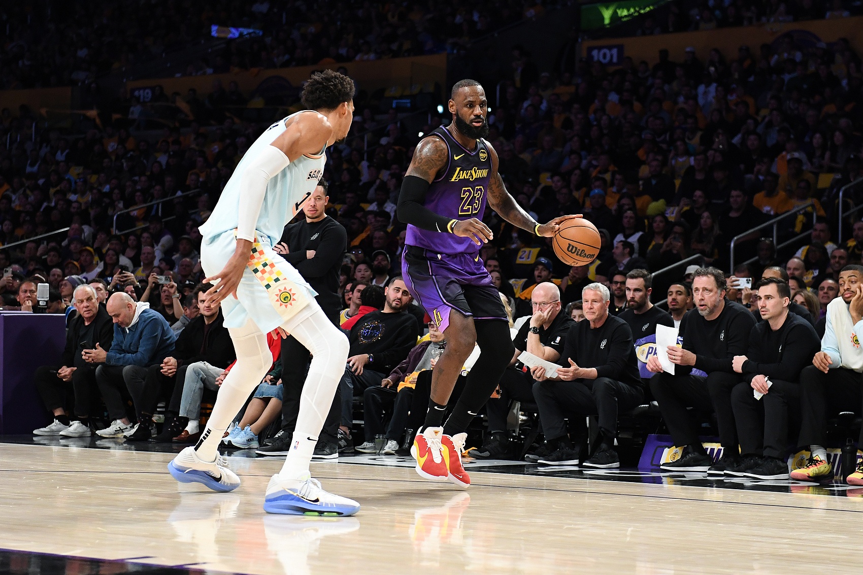 詹姆斯直言文班亚马是MVP，驳斥“时代论”老套说法