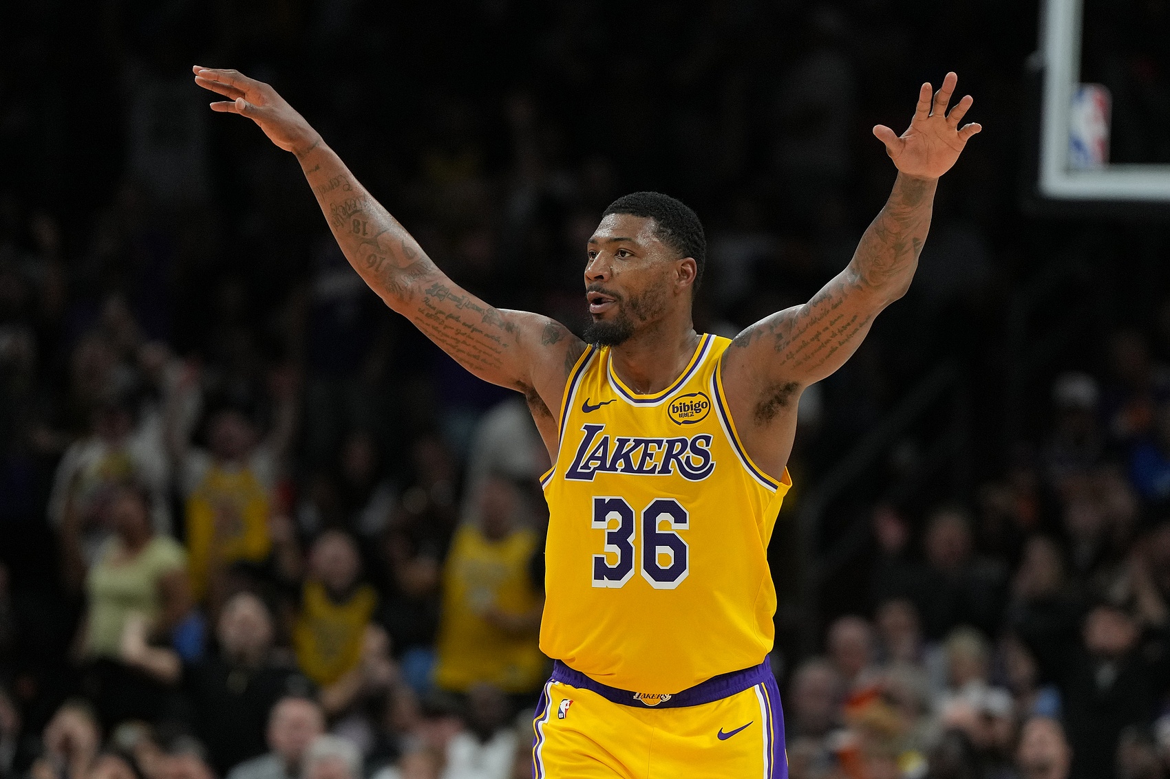 斯玛特半场三分4中3砍11分 湖人47-51落后火箭