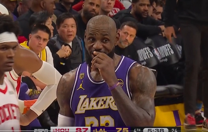 詹姆斯怒斥申京“软蛋怂大个” 火箭中锋抱怨吹罚遭现场回怼