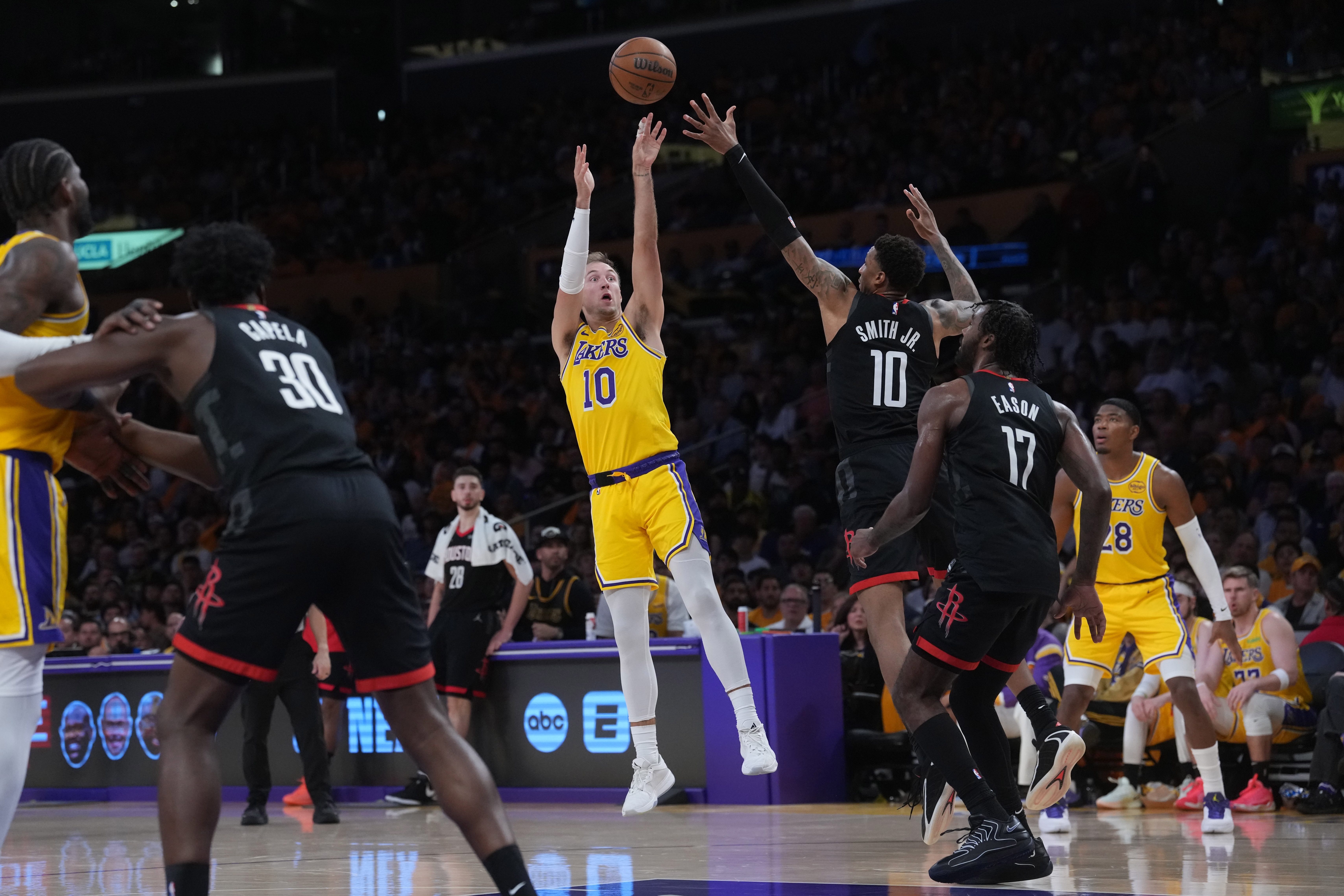 69次出手差!火箭前场板碾碎湖人防线,3-0优势濒临瓦解 69次出手差!火箭前场板碾碎湖人防线,3-0优势濒临瓦解