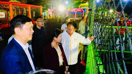 周穗安详解微型智能足球场四维科技 孩子们从下午玩到晚上9点不愿走 周穗安详解微型智能足球场四维科技 孩子们从下午玩到晚上9点不愿走