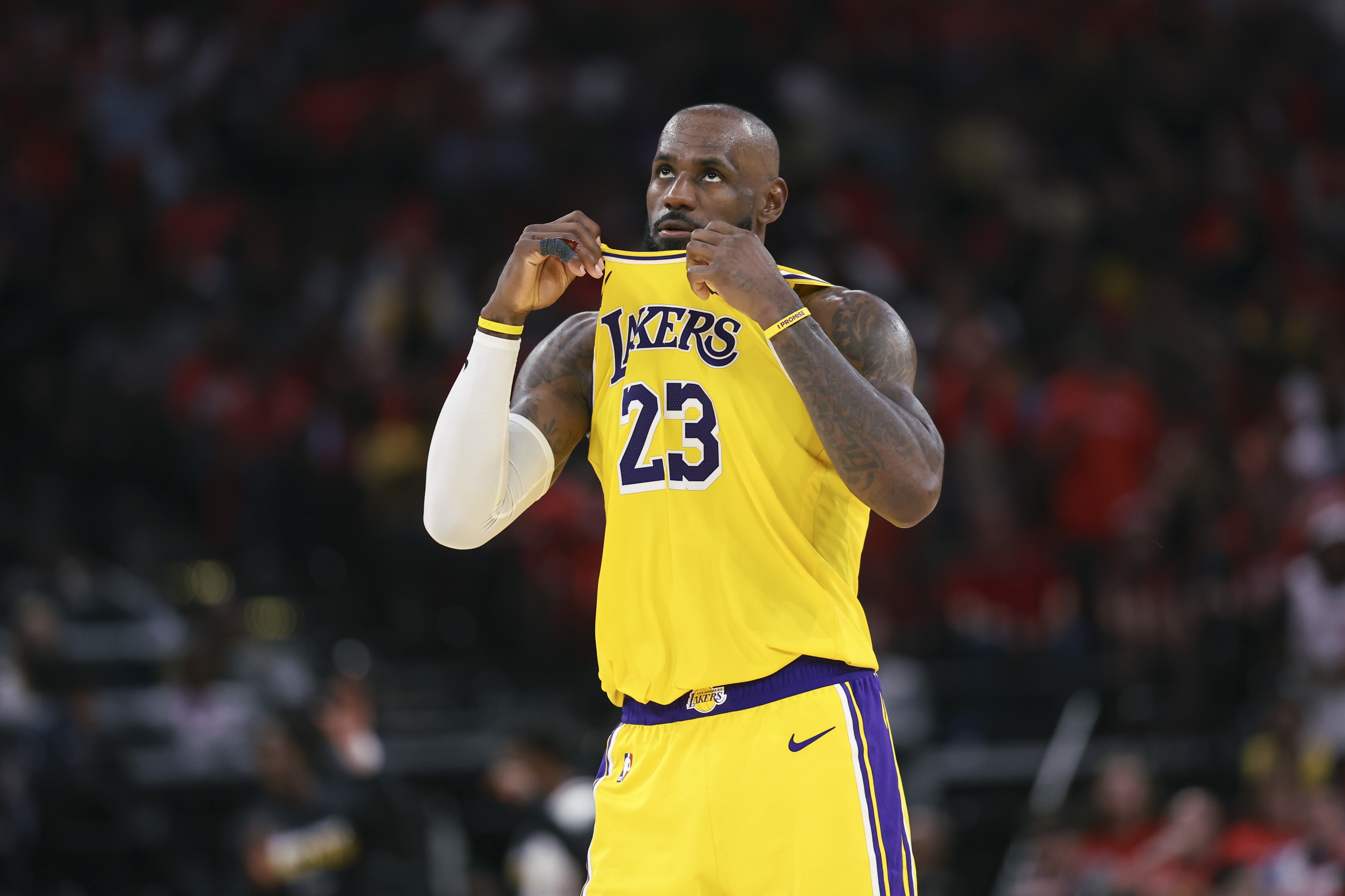 ESPN名记:湖人要求詹姆斯降薪需给理由 否则他会去别处拿更少 ESPN名记:湖人要求詹姆斯降薪需给理由 否则他会去别处拿更少